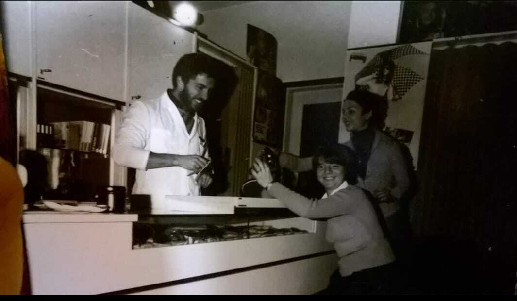 Mario Piazza all'interno della storica ottica